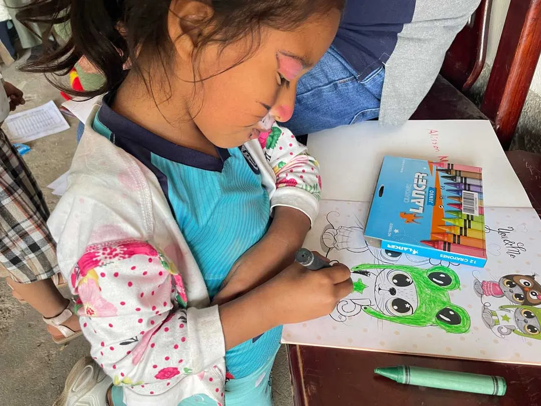 Niña dibujando personajes en un cuaderno durante una sesión