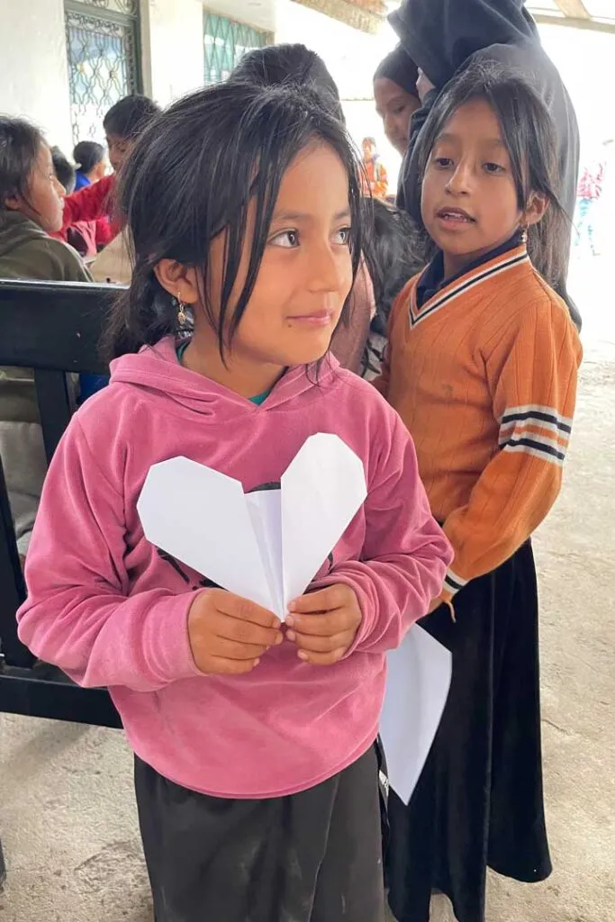 Niñas sosteniendo un corazón de papel