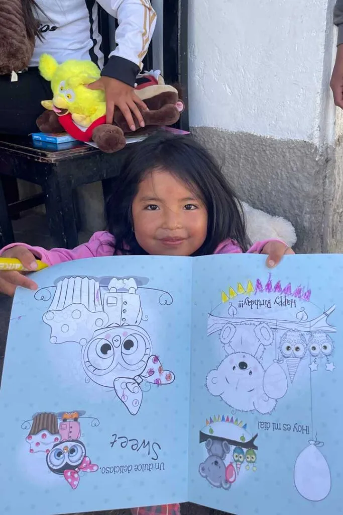 Niños mostrando sus dibujos en un taller